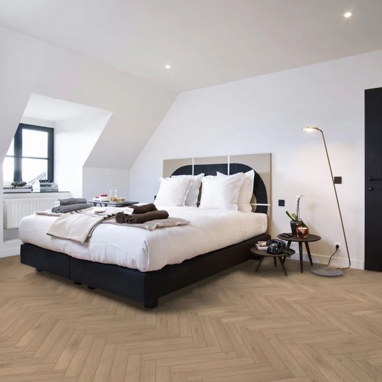 berry-alloc-bloom light-brown-jodełka-klasyczna-panele-podłogowe-laminowane, piekary-śląskie-tarnowskie-góry-siemianowice-chorzów-bytom-tanio-tanie-5414404287977-5414404287960-62002710-wizualizacja