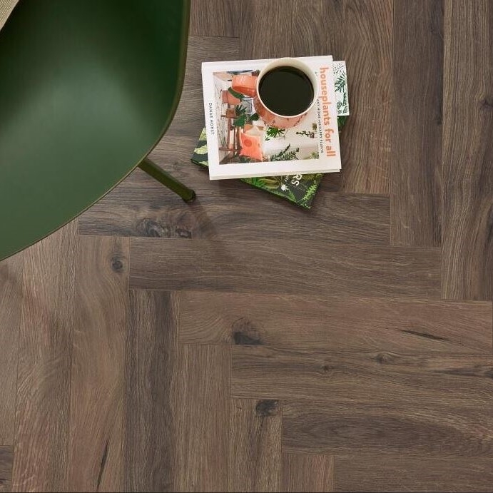 berry-alloc-gyant-dark-brown-jodełka-klasyczna-AC5-8mm-wodoodporne-klepki-abak-piekary-śląskie-bytom-chorzów-siemianowice-śląskie-tarnowskie-góry-5414404287908-5414404287915-wizualizacja-inspiracja-modne-panele podłogowe