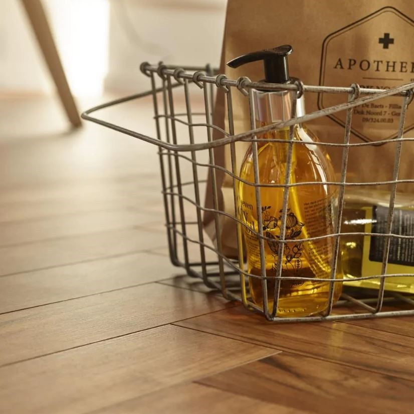 berry-alloc-teak-brown-jodełka-klasyczna-AC5-8mm-wodoodporne-klepki-abak-piekary-śląskie-bytom-chorzów-siemianowice-śląskie-tarnowskie-góry-panele-podłogowe-5414404288141-5414404288158-62002728-modne