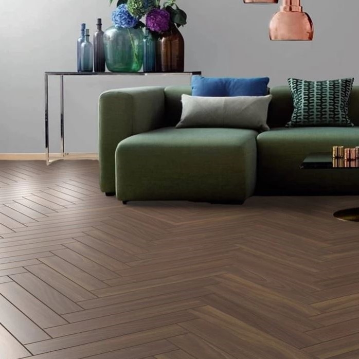 berry-alloc-walnut-brown-jodełka-klasyczna-AC5-8mm-wodoodporne-klepki-abak-piekary-śląskie-bytom-chorzów-siemianowice-śląskie-tarnowskie-góry-panele-podłogowe-62002730-5414404288165-5414404288172-wizualizacja-inspiracja-ciemne